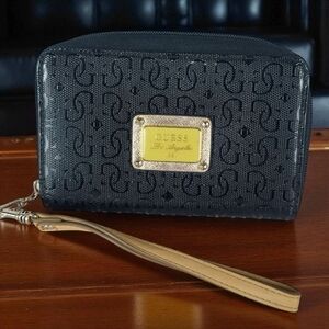 Vtg GUESS Women's Black Wallet Logo embossed  Zip Organizer Wristlet Fashion